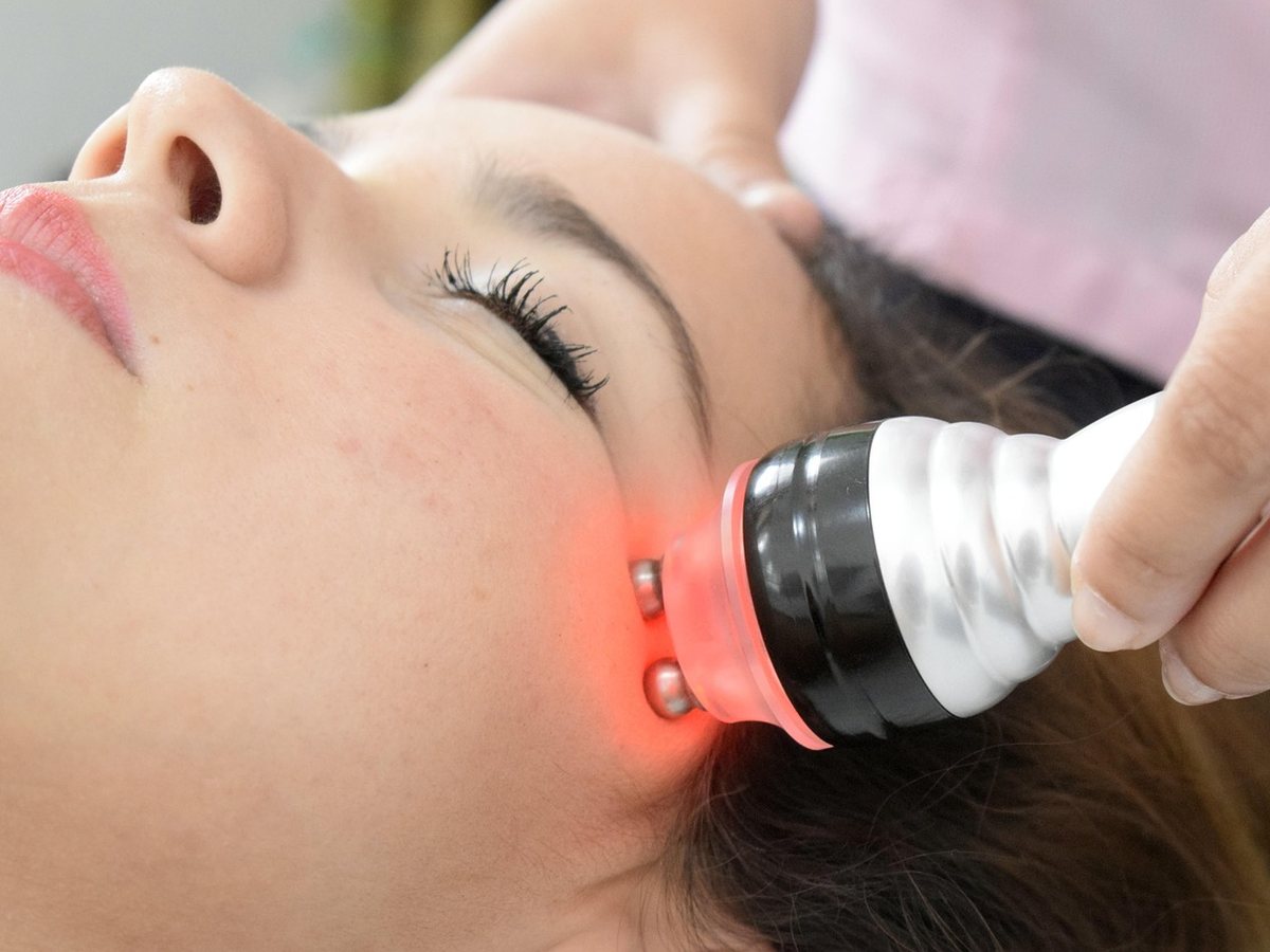 Appareil esthétique de remodelage dans une cabine de soins